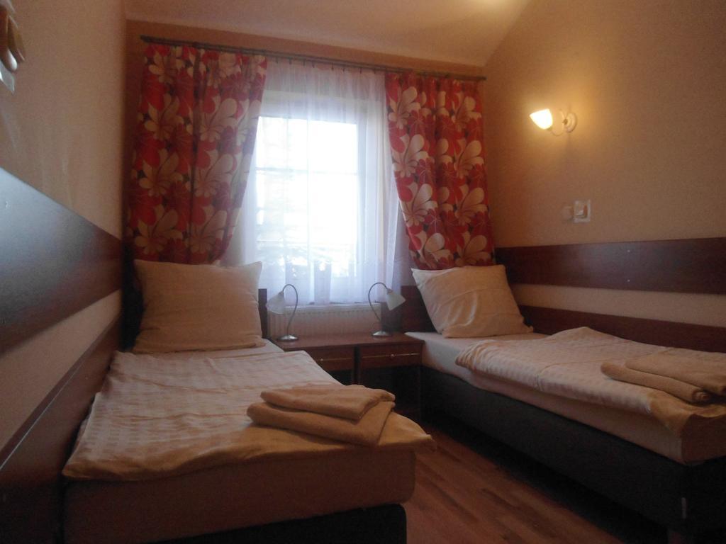 Hotel Pod Platanami Тшебніца Екстер'єр фото
