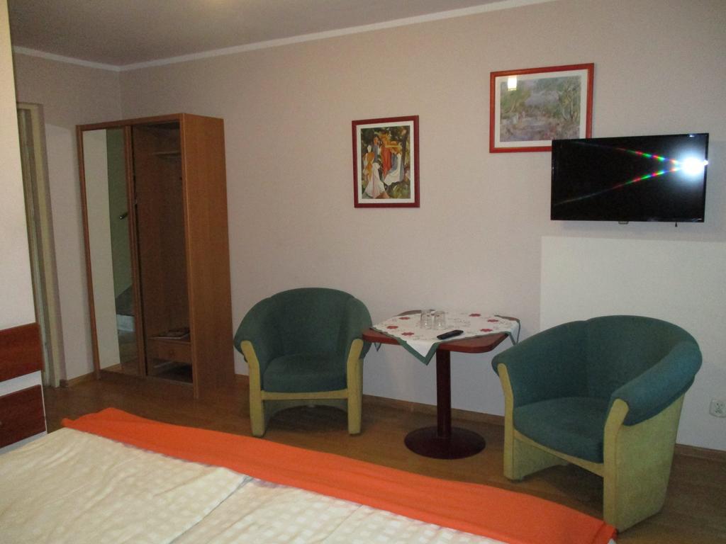 Hotel Pod Platanami Тшебніца Екстер'єр фото