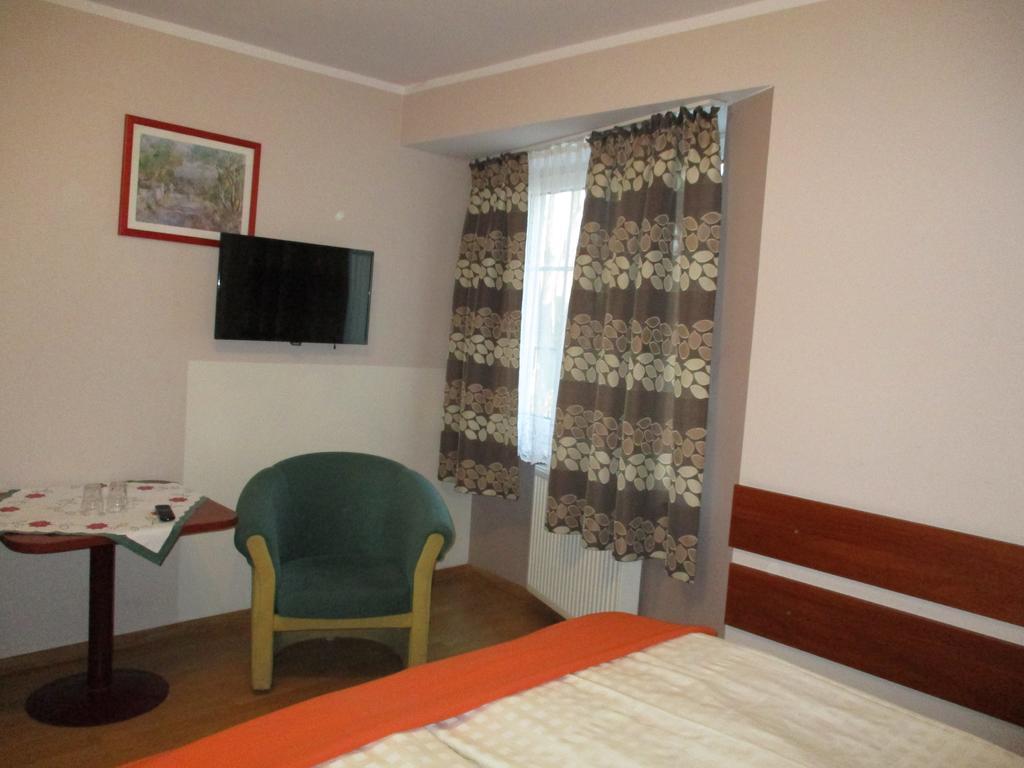 Hotel Pod Platanami Тшебніца Екстер'єр фото