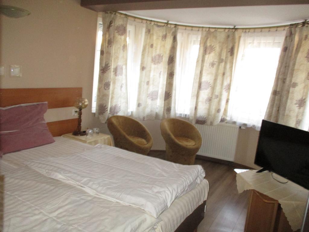 Hotel Pod Platanami Тшебніца Екстер'єр фото