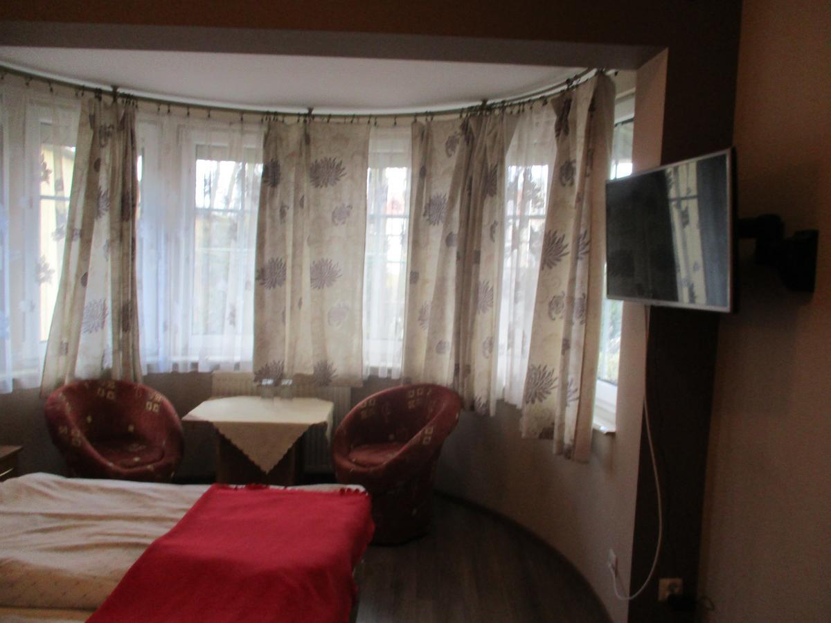 Hotel Pod Platanami Тшебніца Екстер'єр фото